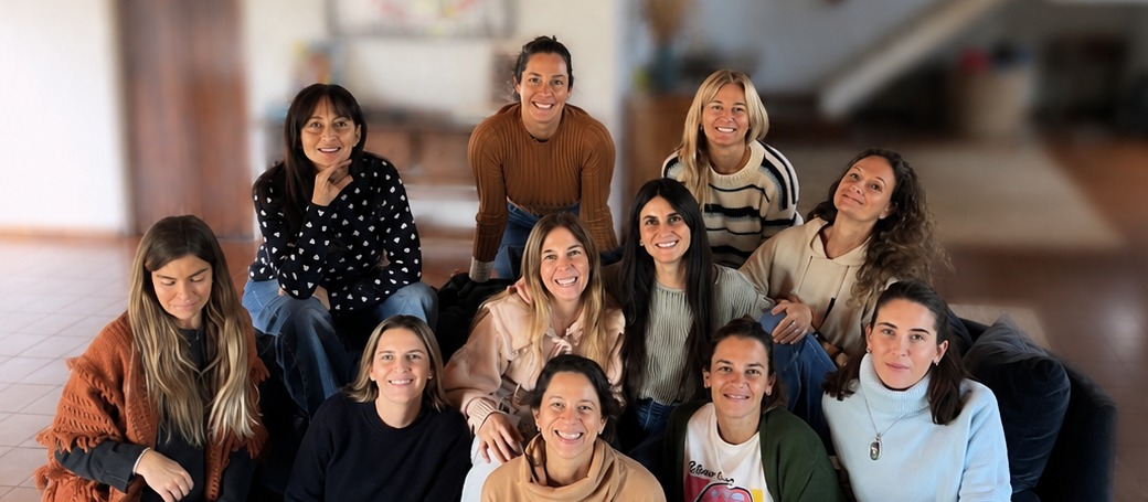 Grupo de mujeres de Alive abrazadas