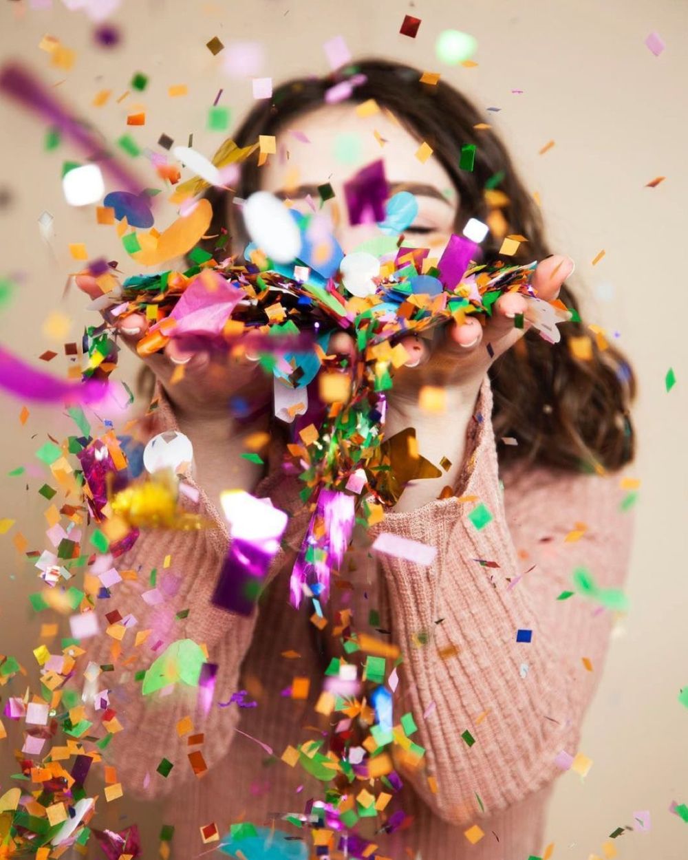 Mujer celebrando entre confetti